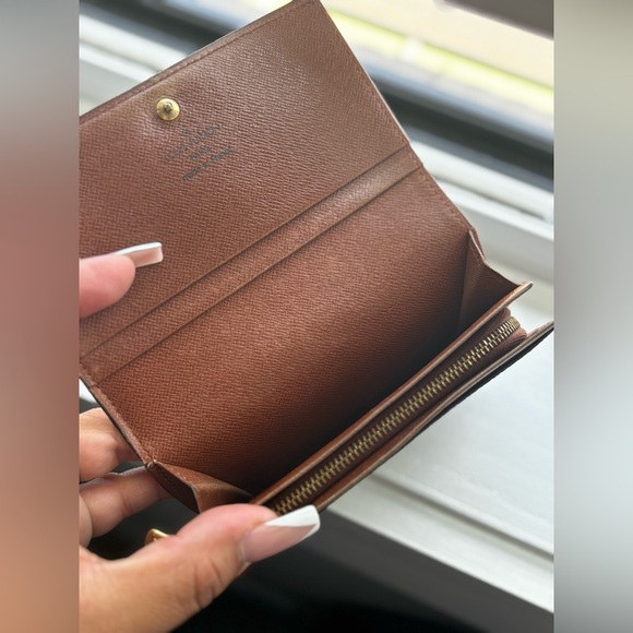 Authentic LV Wallet - Picture 8 of 10